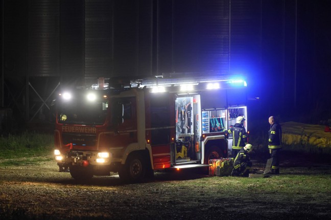 Feuerwehr bei Brand auf dem Areal eines landwirtschaftlichen Betriebs in Wels-Waidhausen im Einsatz