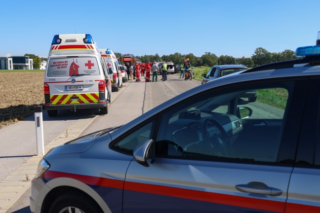 Auto in Seitenlage: Schwerer Crash mit drei beteiligten PKW in Piberbach