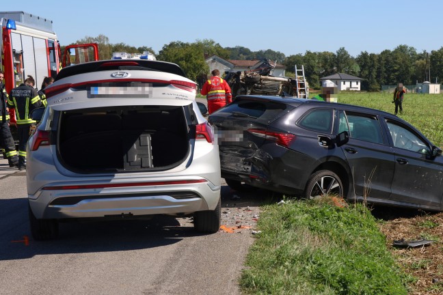 Auto in Seitenlage: Schwerer Crash mit drei beteiligten PKW in Piberbach