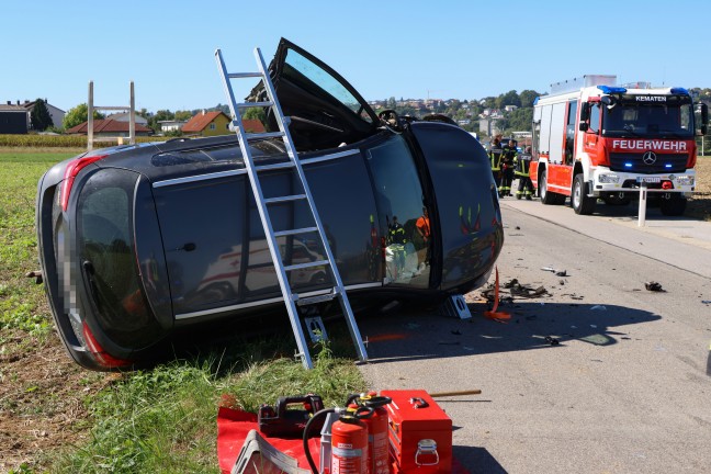 Auto in Seitenlage: Schwerer Crash mit drei beteiligten PKW in Piberbach