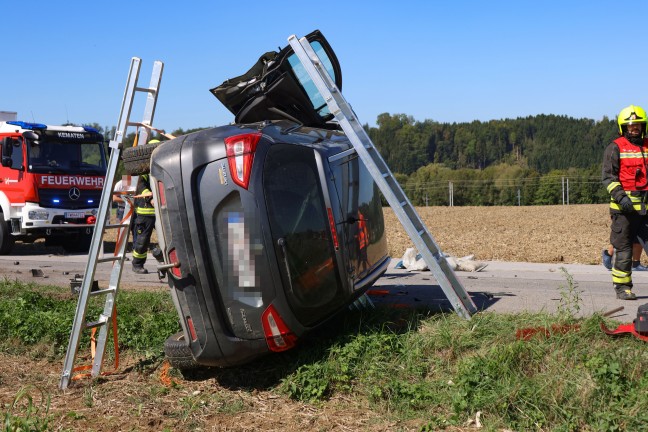 Auto in Seitenlage: Schwerer Crash mit drei beteiligten PKW in Piberbach
