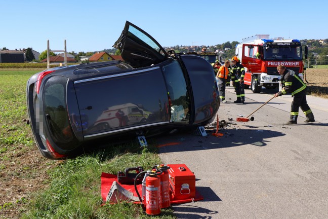 Auto in Seitenlage: Schwerer Crash mit drei beteiligten PKW in Piberbach