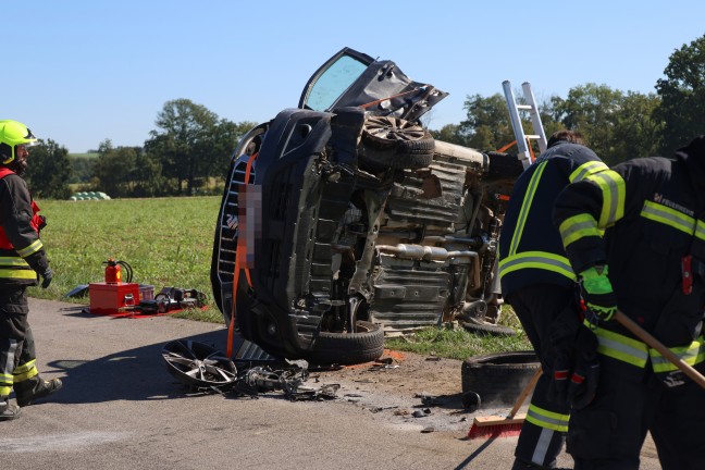Auto in Seitenlage: Schwerer Crash mit drei beteiligten PKW in Piberbach