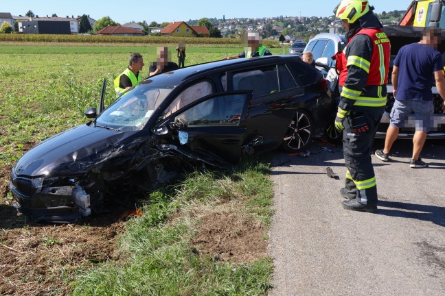 Auto in Seitenlage: Schwerer Crash mit drei beteiligten PKW in Piberbach