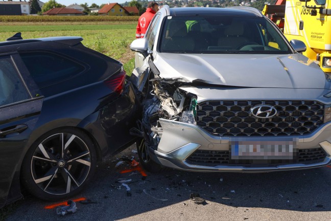 Auto in Seitenlage: Schwerer Crash mit drei beteiligten PKW in Piberbach