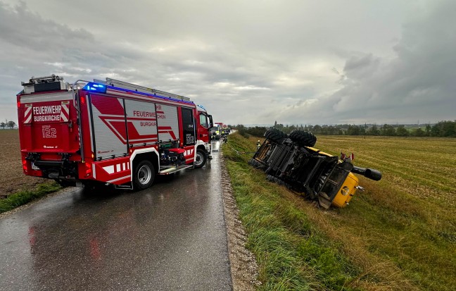 Maish�cksler bei Unfall in Burgkirchen in angrenzendes Feld gest�rzt