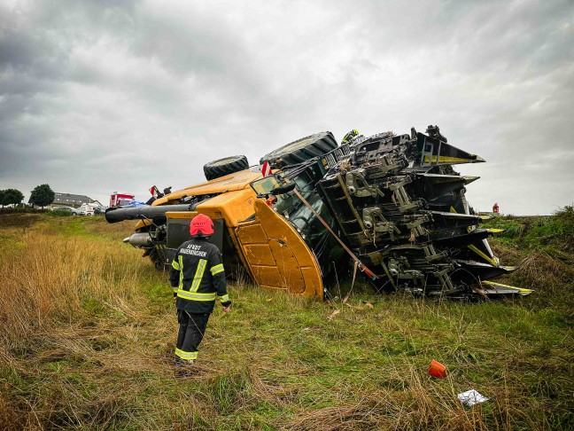 Maish�cksler bei Unfall in Burgkirchen in angrenzendes Feld gest�rzt