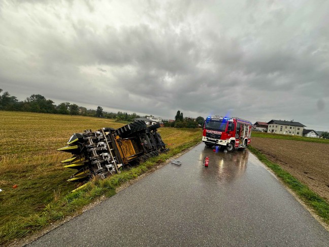 Maish�cksler bei Unfall in Burgkirchen in angrenzendes Feld gest�rzt