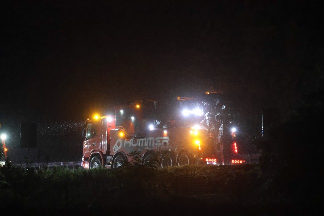 Stundenlange Totalsperre der Welser Autobahn nach LKW-Unfall bei Pucking