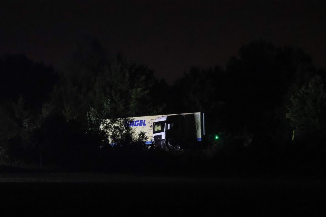 Stundenlange Totalsperre der Welser Autobahn nach LKW-Unfall bei Pucking
