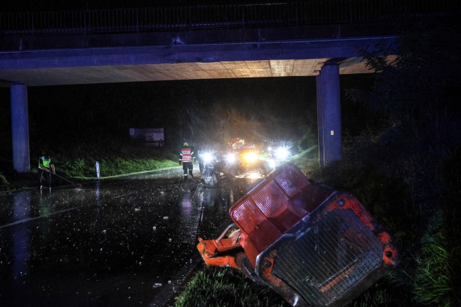 Kran abgerissen: LKW krachte in Kematen an der Krems mit ausgefahrenem Kran gegen Br�cke