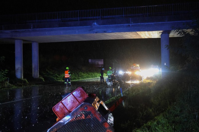 Kran abgerissen: LKW krachte in Kematen an der Krems mit ausgefahrenem Kran gegen Br�cke