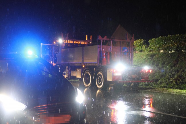 Kran abgerissen: LKW krachte in Kematen an der Krems mit ausgefahrenem Kran gegen Br�cke