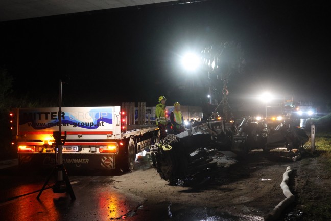 Kran abgerissen: LKW krachte in Kematen an der Krems mit ausgefahrenem Kran gegen Br�cke