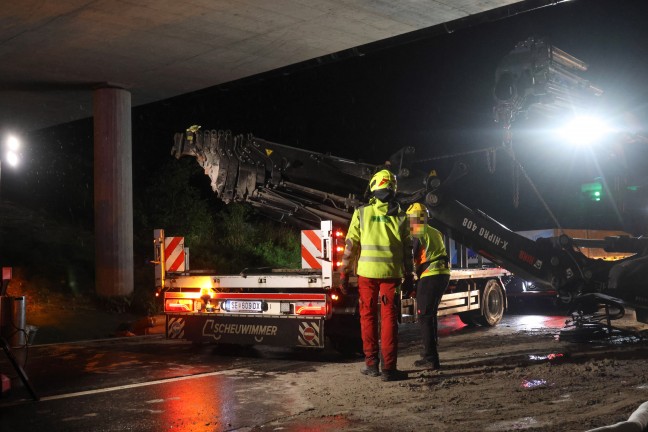 Kran abgerissen: LKW krachte in Kematen an der Krems mit ausgefahrenem Kran gegen Br�cke