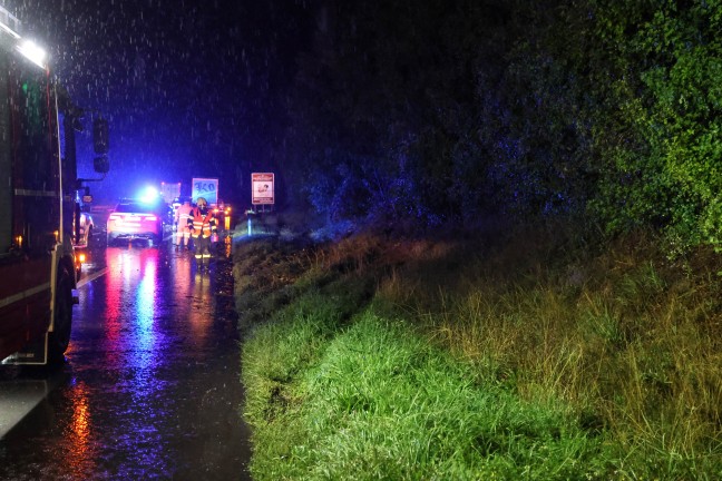 Auto auf regennasser Innkreisautobahn bei Krenglbach mehrfach �berschlagen