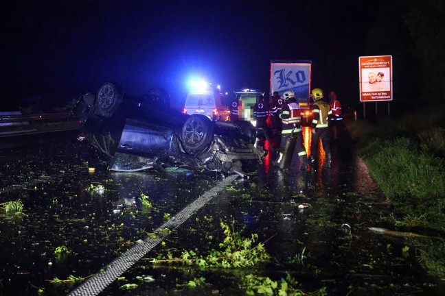 Auto auf regennasser Innkreisautobahn bei Krenglbach mehrfach �berschlagen