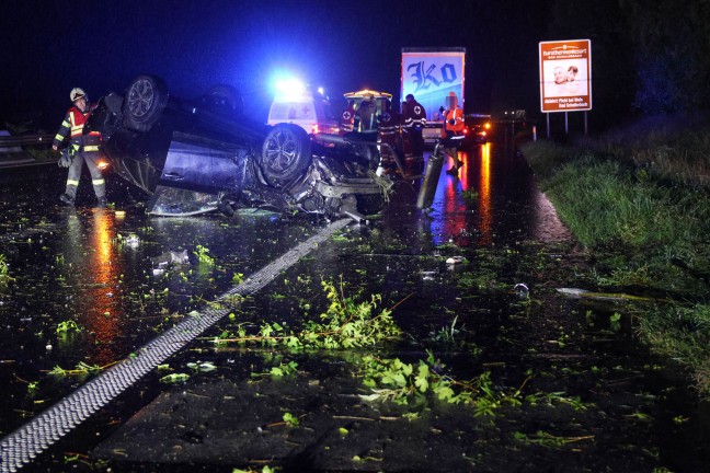 Auto auf regennasser Innkreisautobahn bei Krenglbach mehrfach �berschlagen