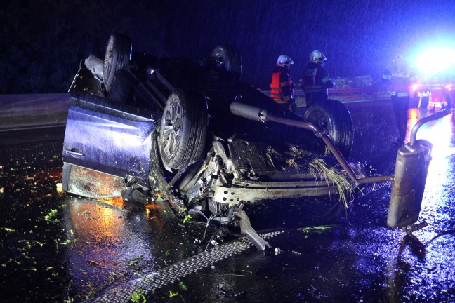 Auto auf regennasser Innkreisautobahn bei Krenglbach mehrfach �berschlagen