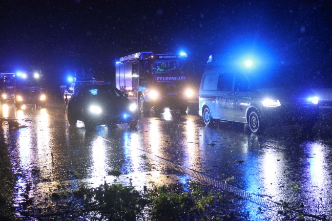Auto auf regennasser Innkreisautobahn bei Krenglbach mehrfach �berschlagen