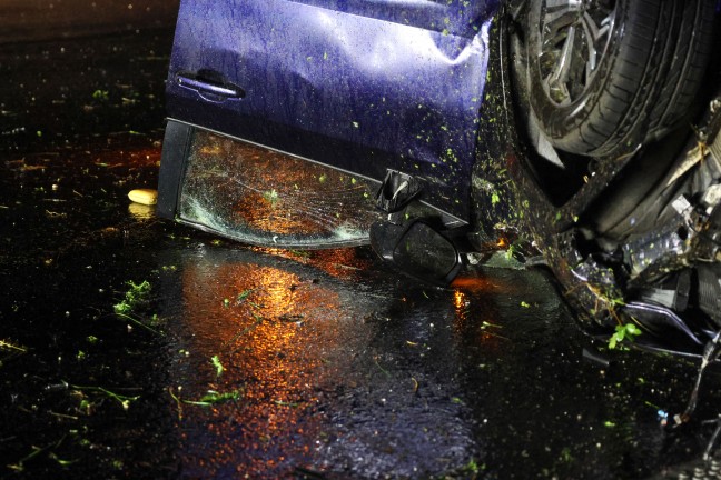 Auto auf regennasser Innkreisautobahn bei Krenglbach mehrfach �berschlagen