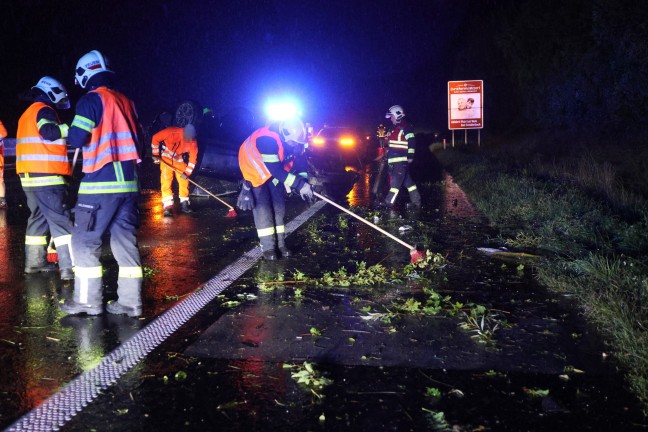 Auto auf regennasser Innkreisautobahn bei Krenglbach mehrfach �berschlagen