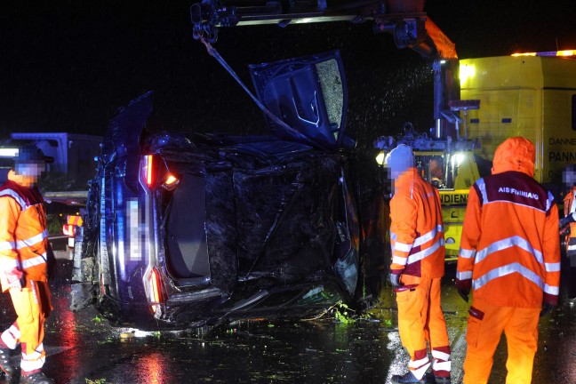 Auto auf regennasser Innkreisautobahn bei Krenglbach mehrfach �berschlagen