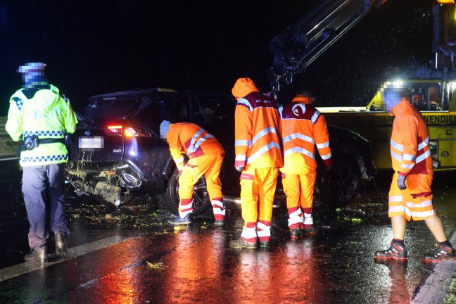 Auto auf regennasser Innkreisautobahn bei Krenglbach mehrfach �berschlagen