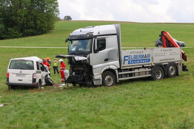 Schulbus-Crash: Sechs teils Schwerverletzte bei Unfall gegen LKW in St. Marienkirchen am Hausruck