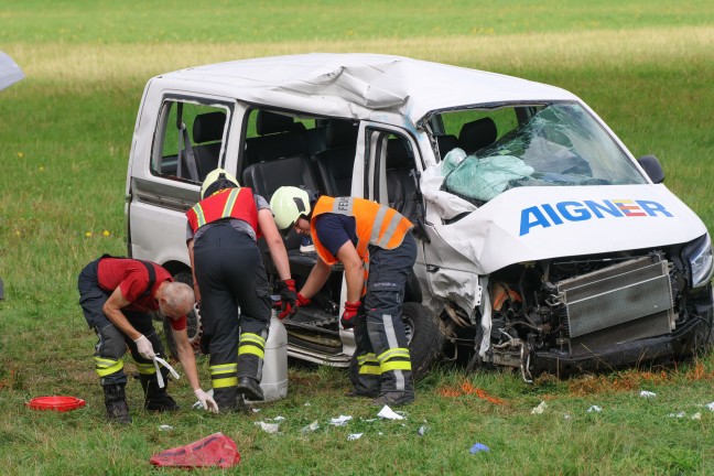 Schulbus-Crash: Sechs teils Schwerverletzte bei Unfall gegen LKW in St. Marienkirchen am Hausruck