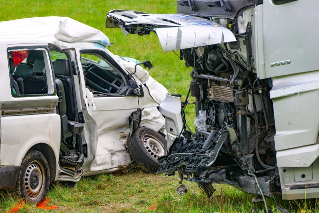 Schulbus-Crash: Sechs teils Schwerverletzte bei Unfall gegen LKW in St. Marienkirchen am Hausruck