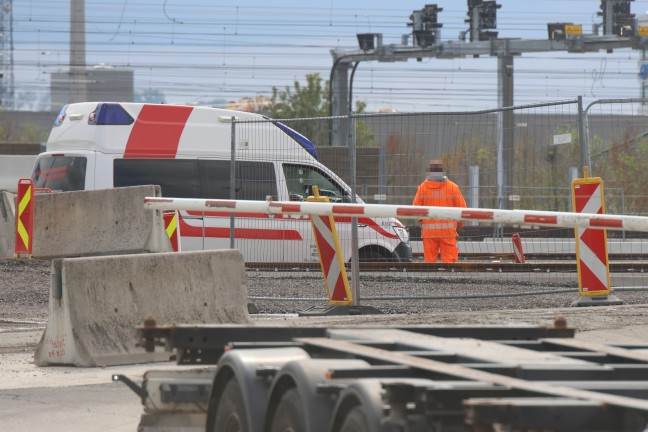 Gefahrstoffeinsatz: Einsatzkr�fte bei bef�rchtetem Schadstoffaustritt in Wels-Puchberg im Einsatz