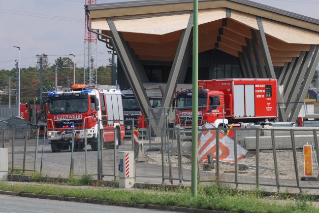 Gefahrstoffeinsatz: Einsatzkr�fte bei bef�rchtetem Schadstoffaustritt in Wels-Puchberg im Einsatz