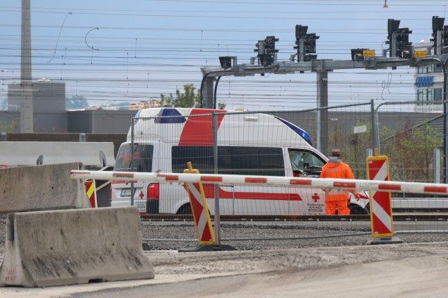 Gefahrstoffeinsatz: Einsatzkr�fte bei bef�rchtetem Schadstoffaustritt in Wels-Puchberg im Einsatz