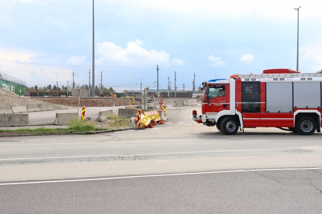 Gefahrstoffeinsatz: Einsatzkr�fte bei bef�rchtetem Schadstoffaustritt in Wels-Puchberg im Einsatz