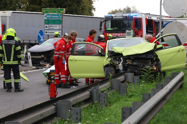Personenrettung nach schwerem Kreuzungscrash auf Wallerner Stra�e in Pichl bei Wels