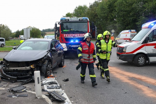 Personenrettung nach schwerem Kreuzungscrash auf Wallerner Stra�e in Pichl bei Wels