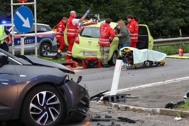 Personenrettung nach schwerem Kreuzungscrash auf Wallerner Stra�e in Pichl bei Wels