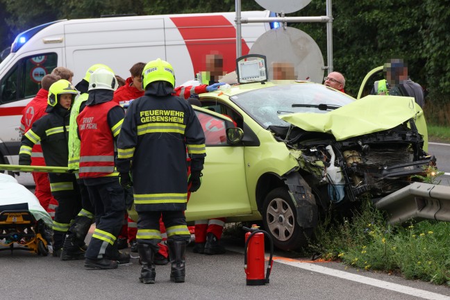 Personenrettung nach schwerem Kreuzungscrash auf Wallerner Stra�e in Pichl bei Wels