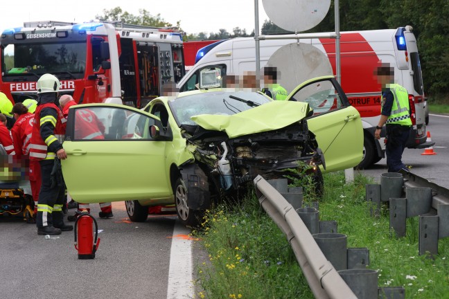 Personenrettung nach schwerem Kreuzungscrash auf Wallerner Stra�e in Pichl bei Wels