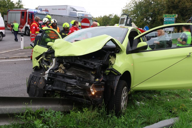 Personenrettung nach schwerem Kreuzungscrash auf Wallerner Stra�e in Pichl bei Wels