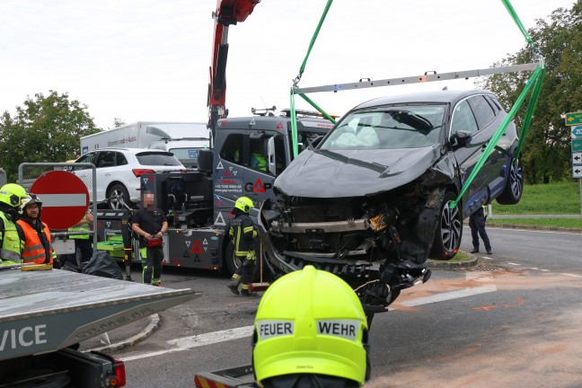 Personenrettung nach schwerem Kreuzungscrash auf Wallerner Stra�e in Pichl bei Wels