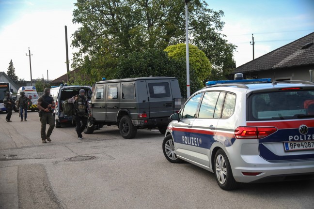 Gro�er Polizei- und Cobraeinsatz bei einem Geb�ude in Buchkirchen sorgte f�r Aufregung