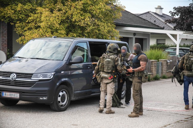 Gro�er Polizei- und Cobraeinsatz bei einem Geb�ude in Buchkirchen sorgte f�r Aufregung