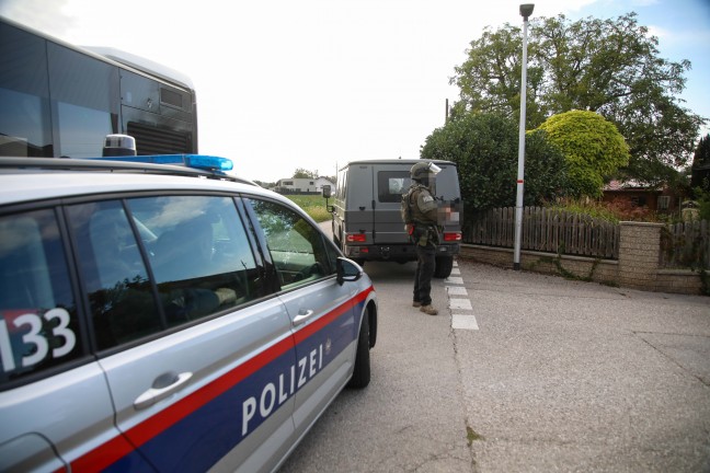 Gro�er Polizei- und Cobraeinsatz bei einem Geb�ude in Buchkirchen sorgte f�r Aufregung