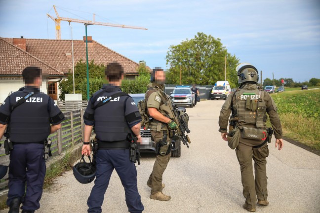 Gro�er Polizei- und Cobraeinsatz bei einem Geb�ude in Buchkirchen sorgte f�r Aufregung