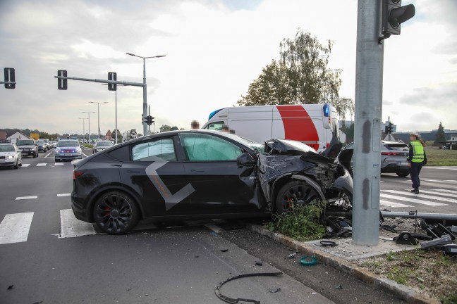 Auto bei Verkehrsunfall auf Wiener Stra�e in Marchtrenk gegen neue Verkehrsampel gekracht