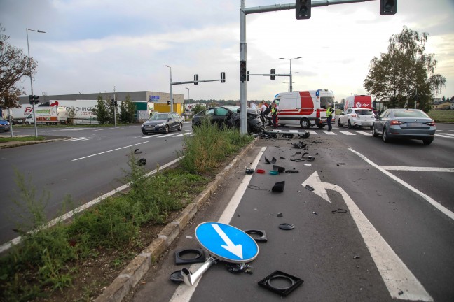 Auto bei Verkehrsunfall auf Wiener Stra�e in Marchtrenk gegen neue Verkehrsampel gekracht