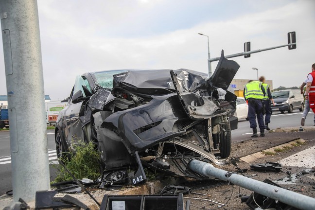 Auto bei Verkehrsunfall auf Wiener Stra�e in Marchtrenk gegen neue Verkehrsampel gekracht
