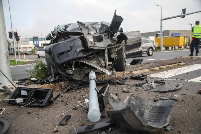 Auto bei Verkehrsunfall auf Wiener Stra�e in Marchtrenk gegen neue Verkehrsampel gekracht